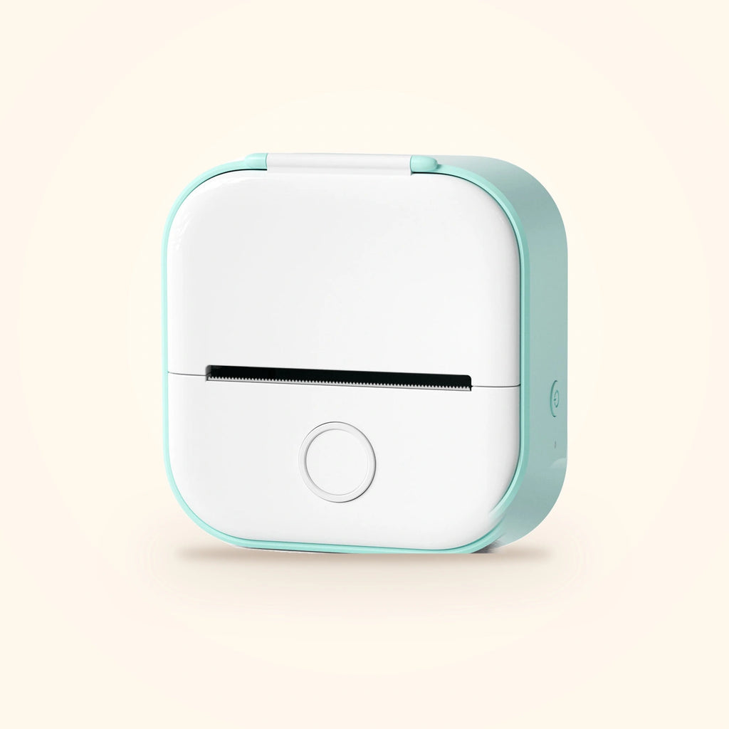 Mini imprimante à stickers du coffret Stickou, coloris menthe façade blanche, posée sur fond crème